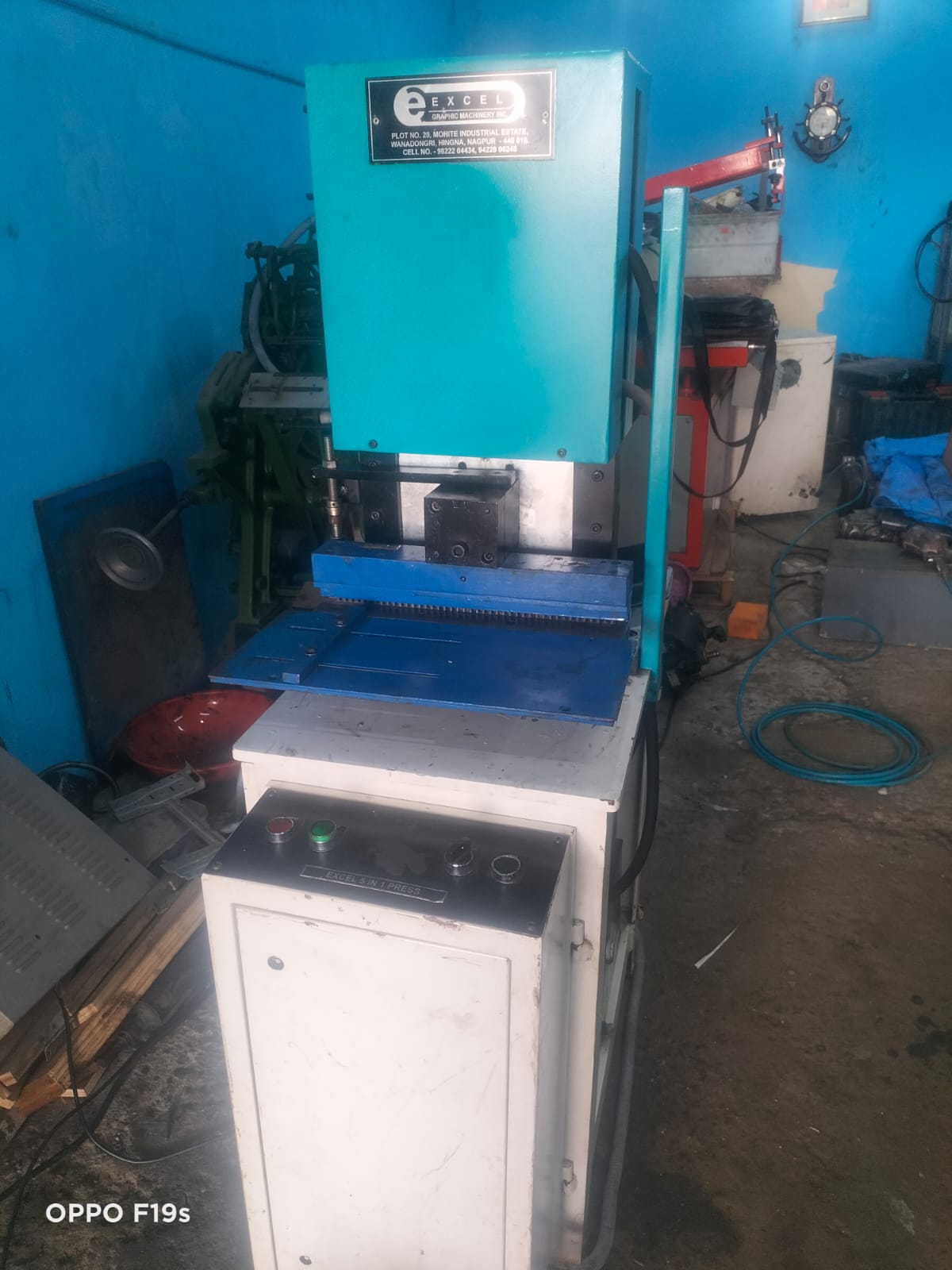 Binding with corner cutting machine 